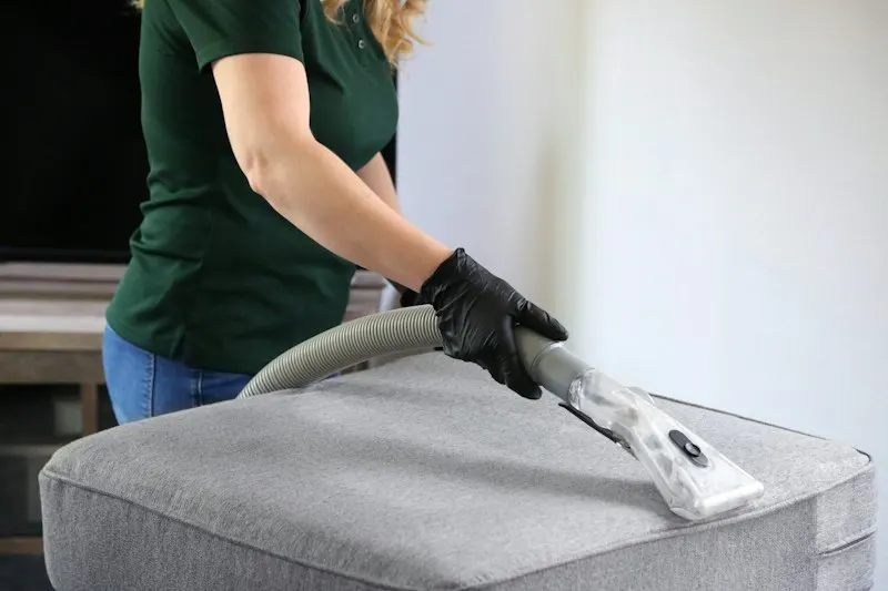Limpeza de estofado com luvas e bico de extração