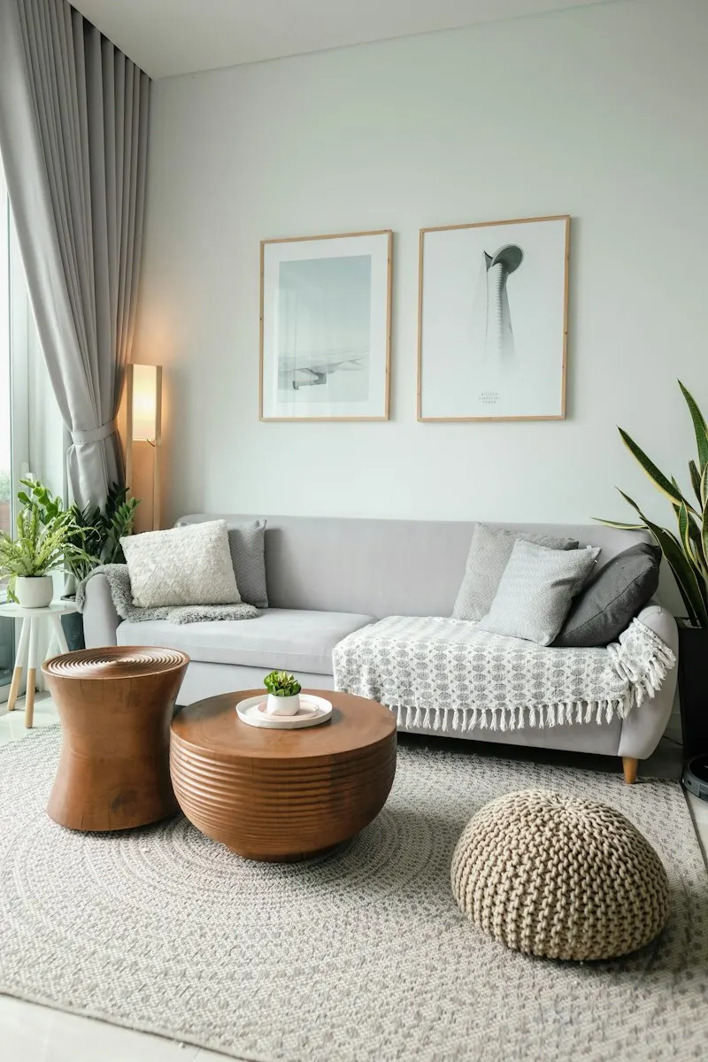 Sala de estar com sofá e tapete limpos