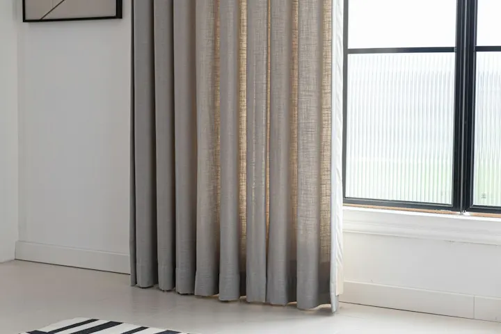 Cortinas de tecido em janela de sala